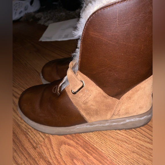 Women UGGS - Picture 2 of 4
